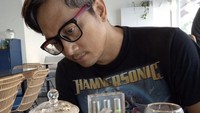 Tak hanya ngopi di Osaka atau belajar masak di Thailand. Dirinya juga sempat pamer pose seriusnya saaat ngeteh di salah satu tempat minum teh di Singapura. Foto: Site News
