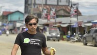 Keliling pasar, dirinya santai beli seikat pisang lalu ia makan sebagai camilannya di perjalanan. Foto: Site News