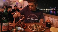 Nah, kalau ini foto saat dia makan malam di salah satu restoran yang ada di Makassar. Restoran semi outdoor ini menyajikan hidangan ayam sampai tumisan sayur. Foto: Site News