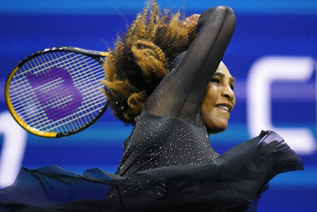 Dalam keterangan resmi Nike, pakaian Serena Williams kali ini hadir dengan rok yang terdiri dari enam lapis, merepresentasikan koleksi enam gelar US Open miliknya. (Foto: AP/Charles Krupa)