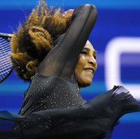 Dalam keterangan resmi Nike, pakaian Serena Williams kali ini hadir dengan rok yang terdiri dari enam lapis, merepresentasikan koleksi enam gelar US Open miliknya. (Foto: AP/Charles Krupa)