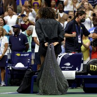 Busana yang dirancang khusus oleh Nike bersama Serena terdiri dari jaket dan terusan bersiluet baju tutu yang inspirasinya datang dari kostum penari ice-skating. Bagian rok dilengkapi ekor panjang yang menjuntai. Ia melepas ekor tersebut setelah tiba di bangku pemain. (Foto: Getty Images/Al Bello)