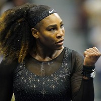 Sementara itu, hiasan berlian yang mendominasi area bodice merujuk pada suasana langit malam yang berkilauan karena cahaya di atas Arthur Ashe Stadium. (Foto: AP/Charles Krupa)