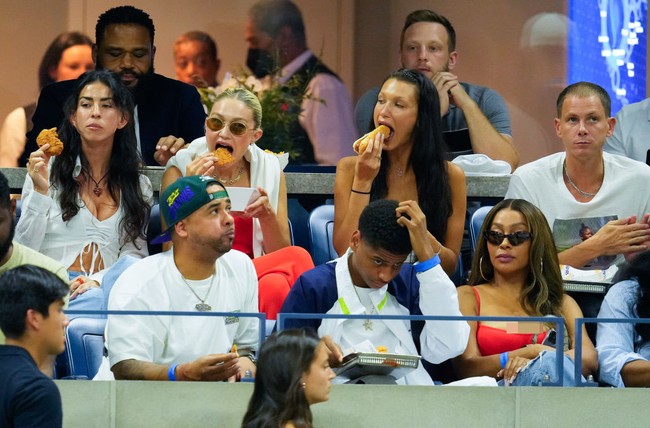 Gigi Hadid dan Bella Hadid juga asyik menikmati makanan selama menonton US Open 2022. Foto: Dok. Photo by Gotham/GC Images, Jean Catuffe/GC Image