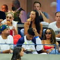 Gigi Hadid dan Bella Hadid juga asyik menikmati makanan selama menonton US Open 2022. Foto: Dok. Photo by Gotham/GC Images, Jean Catuffe/GC Image