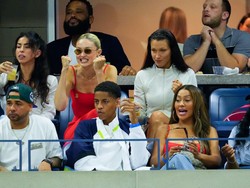 8 Momen Ekspresif Gigi Hadid dan Bella Hadid Saat Nonton Tenis, Ikut Teriak