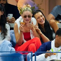 Inilah salah satu momen manis Gigi Hadid dan Bella Hadid saat menonton US Open. Kakak dan adik yang berbeda usia dua tahun ini tampak tertawa lepas bersama. Foto: Dok. Photo by Gotham/GC Images, Jean Catuffe/GC Image