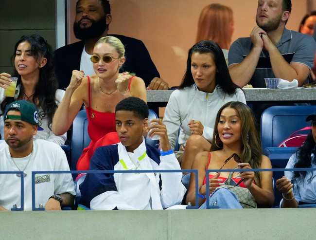 Sedangkan Bella Hadid bergaya sporty feminin dengan jaket Nike, rok cargo berwarna beige, kaus kaki putih yang dipadukan dengan sneakers Nike X Jaquemus Humara. Foto: Dok. Photo by Gotham/GC Images, Jean Catuffe/GC Image