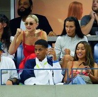 Sedangkan Bella Hadid bergaya sporty feminin dengan jaket Nike, rok cargo berwarna beige, kaus kaki putih yang dipadukan dengan sneakers Nike X Jaquemus Humara. Foto: Dok. Photo by Gotham/GC Images, Jean Catuffe/GC Image