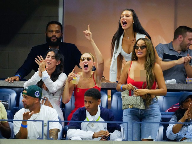 Selama menonton US Open, salah satunya saat Serena Williams bertanding, Gigi Hadid dan Bella Hadid ikut larut dalam jalannya pertandingan. Mereka ekspresif ikut gemas dan berteriak ketik petenis berhasil atau malah gagal mencetak poin. Foto: Dok. Photo by Gotham/GC Images, Jean Catuffe/GC Image