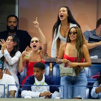 Selama menonton US Open, salah satunya saat Serena Williams bertanding, Gigi Hadid dan Bella Hadid ikut larut dalam jalannya pertandingan. Mereka ekspresif ikut gemas dan berteriak ketik petenis berhasil atau malah gagal mencetak poin. Foto: Dok. Photo by Gotham/GC Images, Jean Catuffe/GC Image