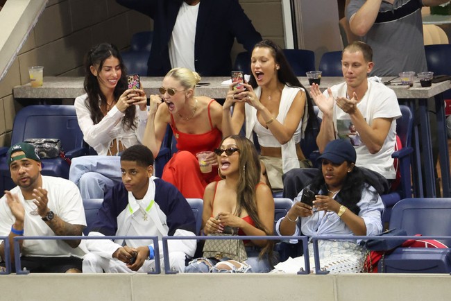 Bella Hadid dan Gigi Hadid tak hanya berduaan saja saat menonton US Open pada 31 Agustus 2022. Bella tampak ditemani kekasihnya Marc Kalman. Ada juga VJ MTV Lala Anthony dan teman Gigi Hadid, Leah McCarthy. Foto: Dok. Photo by Gotham/GC Images, Jean Catuffe/GC Image