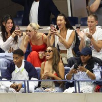 Bella Hadid dan Gigi Hadid tak hanya berduaan saja saat menonton US Open pada 31 Agustus 2022. Bella tampak ditemani kekasihnya Marc Kalman. Ada juga VJ MTV Lala Anthony dan teman Gigi Hadid, Leah McCarthy. Foto: Dok. Photo by Gotham/GC Images, Jean Catuffe/GC Image