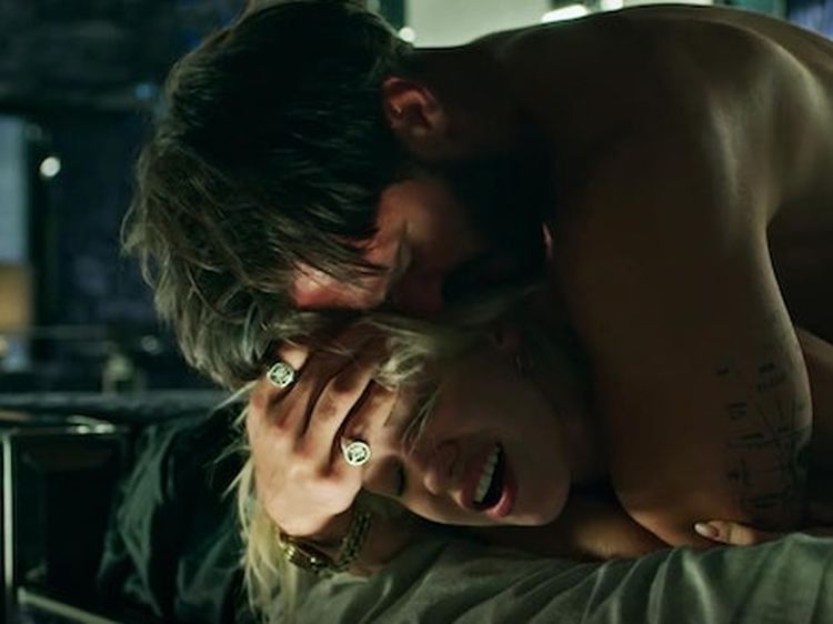 Adegan Hot Paulina Galazka di Girls to Buy, Lebih Panas dari 365 Days?