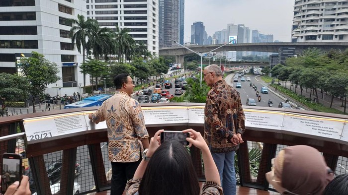 Gubernur DKI Jakarta Anies Baswedan kembali mengajak Wali Kota Rotterdam, Ahmed Aboutaleb berkeliling Jakarta. Kali ini, keduanya jalan-jalan sore ke Tebet Eco Park dan JPO Pinisi.