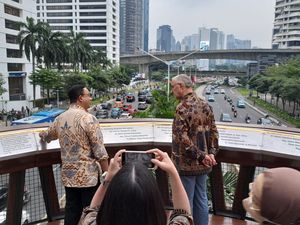 Anies Ajak Walkot Rotterdam Jalan Sore ke Tebet Eco Park dan JPO Pinisi