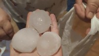 Hujan es seukuran kepalan tangan dengan diameter hingga 10 cm (4 inci) menghujani wilayah La Bisbal dEmporda, Spanyol. (ignasicorney/Twitter/Reuters)  