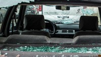 Mobil yang terparkir di jalanan pun hancur dihamtam hujan es sebesar bola golf ini. (Gloria Sanchez/Getty Images)  