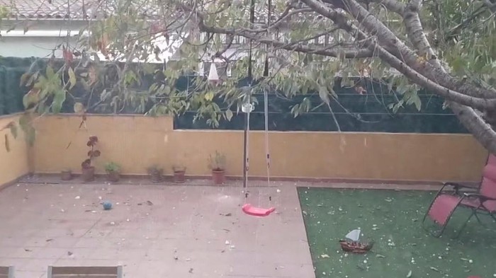 Hujan Es Sebesar Bola Golf Hantam Spanyol, Seorang Bayi Tewas Hail falls into a garden of a residential building in Girona, Spain August 30, 2022 in this still image obtained from a social media video. Didac Colomeda Poch/via REUTERS ATTENTION EDITORS - THIS IMAGE HAS BEEN SUPPLIED BY A THIRD PARTY. MANDATORY CREDIT. NO RESALES. NO ARCHIVES.