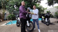 Owner 2Wheelies selaku distributor yang menjual unitnya Indonesia, Alex Samosir mengatakan, peminat Husqvarna Norden 901 sebenarnya banyak sekali, bahkan antreannya sampai mengular panjang. Namun, sekali lagi, stok yang tersedia memang sangat terbatas. Foto: Septian Farhan Nurhuda/detikOto
