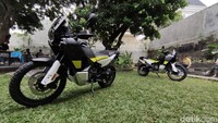 Rodanya berukuran 21 inci di depan dan 18 inci di belakang. Sementara jarak tapaknya 252 mm dengan steering head angle 64,2 derajat dan berat kering 204 kilogram. Sayangnya, tak ada detail rinci mengenai dimensi kendaraan. Foto: Septian Farhan Nurhuda/detikOto
