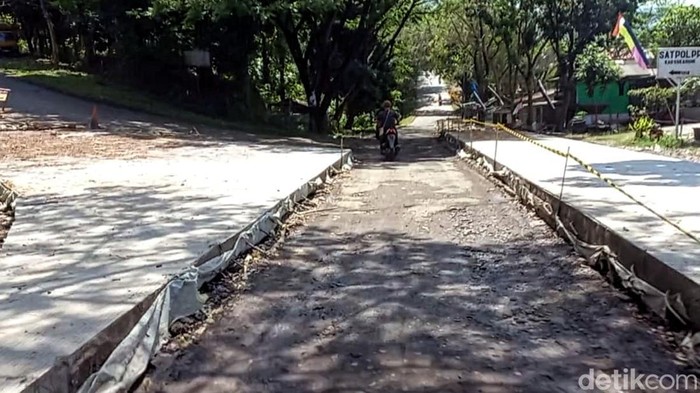 Jalan Simpang Tiga di Desa Citepus, Kecamatan Palabuhanratu arah menuju komplek perkantoran Pemkab Sukabumi mulai diperbaiki. Jalan yang sempat mengalamu rusak parah itu kini di beton dinas Pekerjaan Umum (PU).