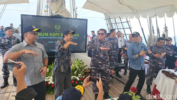 Joy Sailing KSAL Laksamana TNI Yudo Margono bersama pimpinan media di KRI Dewaruci