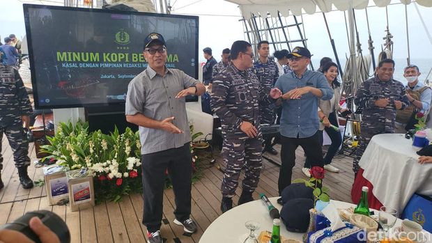 Joy Sailing KSAL Laksamana TNI Yudo Margono bersama pimpinan media di KRI Dewaruci