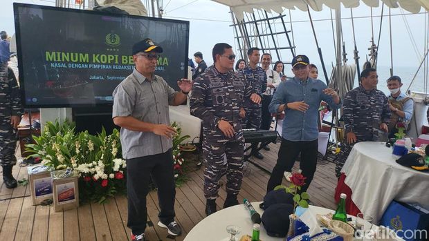 Joy Sailing KSAL Laksamana TNI Yudo Margono bersama pimpinan media di KRI Dewaruci