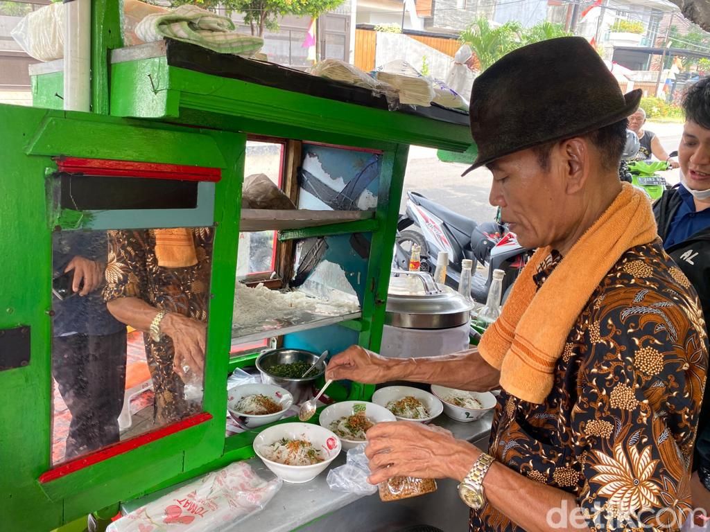 Jualan Depan Kuburan Bakso Gerobakan Viral Ini Sehari Jual 500 Porsi