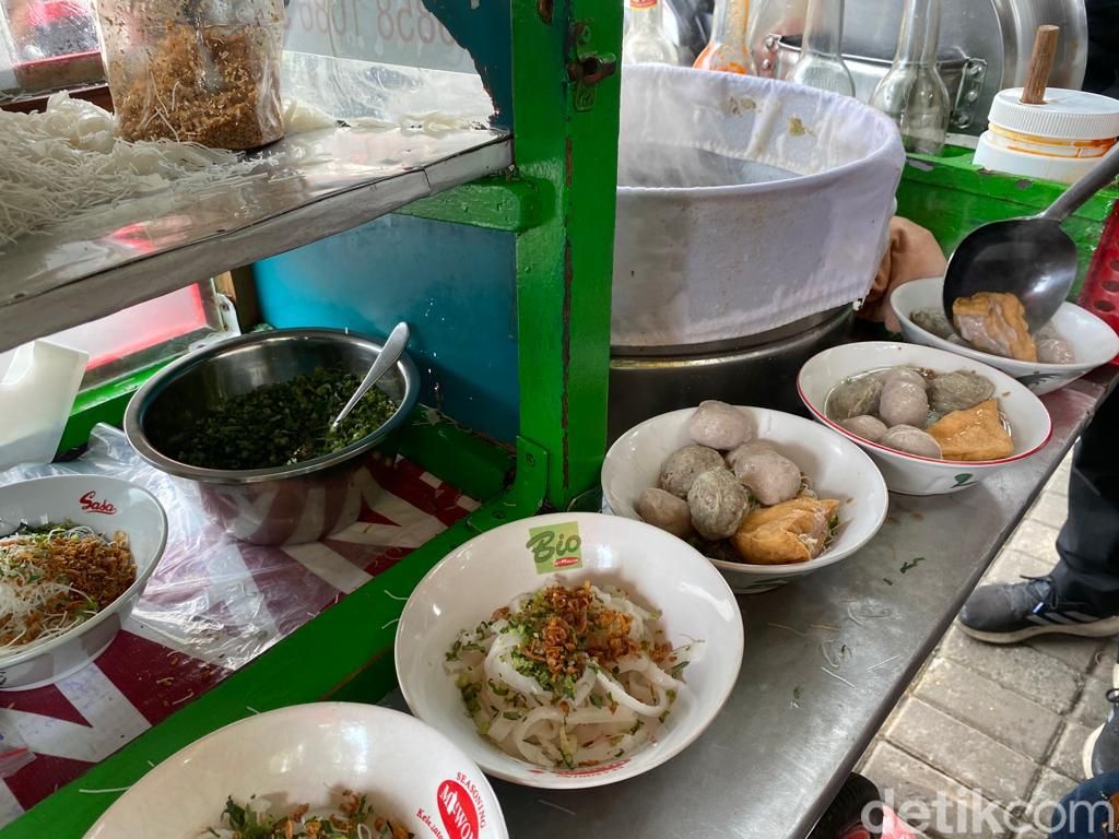 Jualan Depan Kuburan, Bakso Gerobakan Viral Ini Sehari Jual 500 Porsi