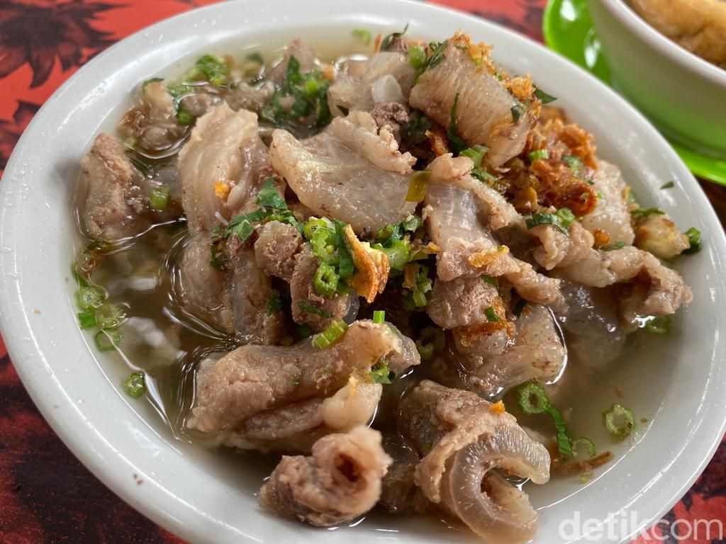 Jualan Depan Kuburan, Bakso Gerobakan Viral Ini Sehari Jual 500 Porsi