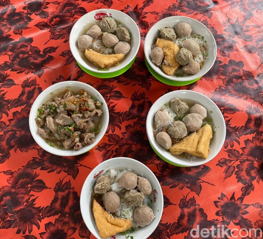 Jualan Depan Kuburan Bakso Gerobakan Viral Ini Sehari Jual 500 Porsi