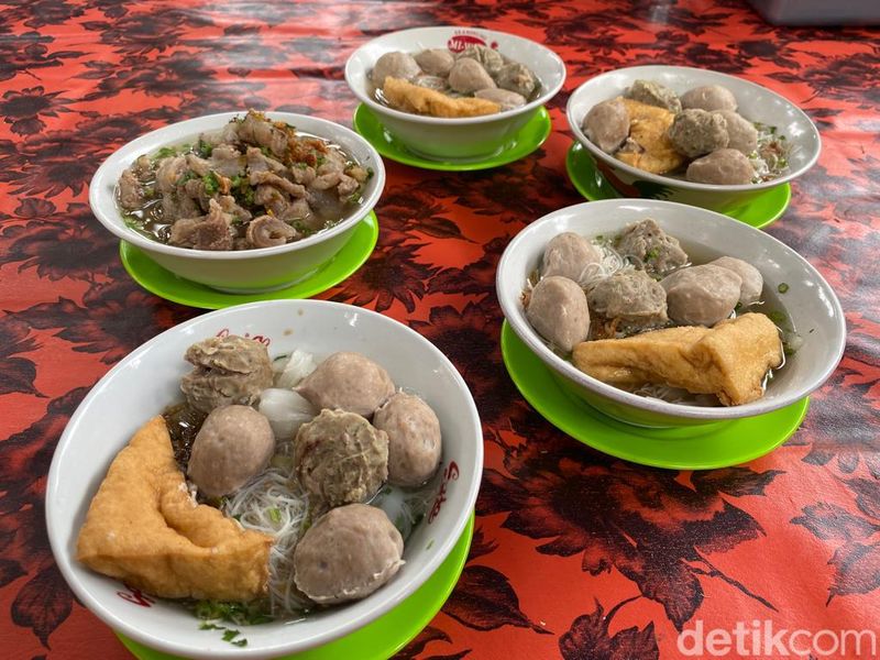 Jualan Depan Kuburan, Bakso Gerobakan Viral Ini Sehari Jual 500 Porsi