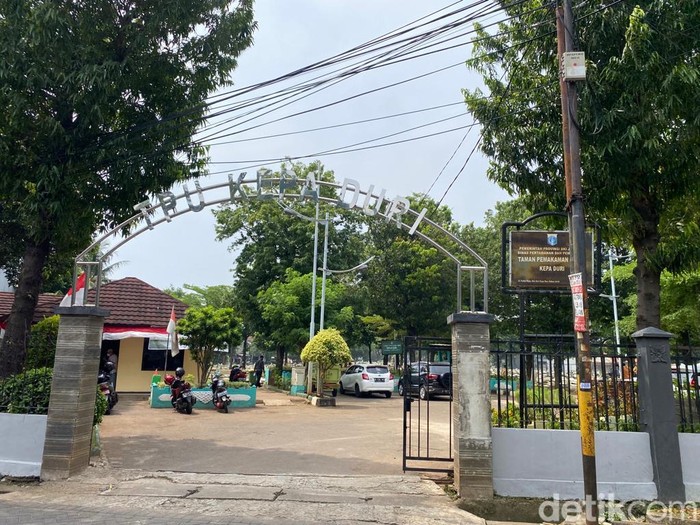 Jualan Depan Kuburan, Bakso Gerobakan Viral Ini Sehari Jual 500 Porsi