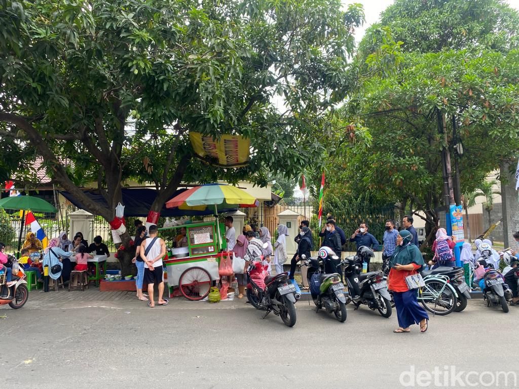 Jualan Depan Kuburan Bakso Gerobakan Viral Ini Sehari Jual 500 Porsi