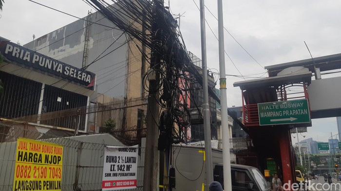 Kabel semrawut Jl Mampang Prapatan Jaksel, seharusnya masuk ke SJUT, 2 September 2022. (Danu Damarjati/detikcom)