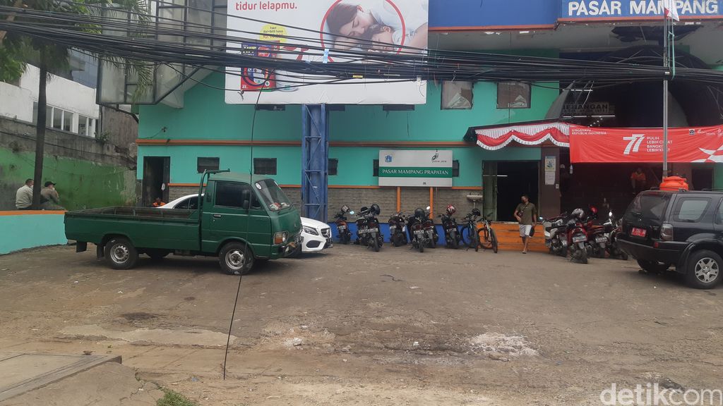 Kabel semrawut Jl Mampang Prapatan Jaksel, seharusnya masuk ke SJUT, 2 September 2022. (Danu Damarjati/detikcom)