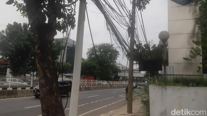 Kabel semrawut Jl Mampang Prapatan Jaksel, seharusnya masuk ke SJUT, 2 September 2022. (Danu Damarjati/detikcom)