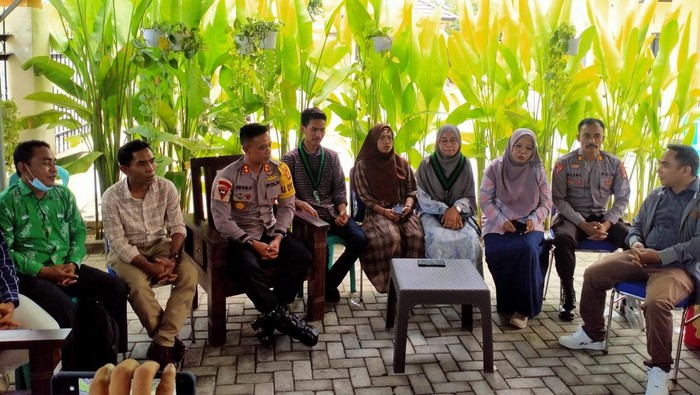 Kapolres Dompu bertemu pengurus KAHMI Dompu pascabentrok mahasiswa dengan polisi, Jumat (2/9/2022).