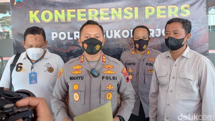 Kapolres Sukoharjo AKBP Wahyu Nugroho Setyawan (tengah), Ayah korban, Hisbulah Taufik (kiri), saat konferensi persi di Mapolres Sukoharjo, Jumat (2/9/2022).