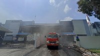 Kabid Pemadaman dan Penyelamatan Pemadam Kebakaran (Damkar) Kab Bekasi, M Basir mengatakan pihaknya menerima laporan sekitar pukul 01.00 WIB, Jumat (2/9). Sebanyak 10 unit dan 80 personil diturunkan.