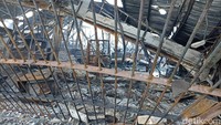 Tampak bagian dalam bangunan dua pabrik serta satu gudang itu telah hangus ludes terbakar. Per pukul 12.20 WIB, damkar masih berupaya memadamkan api.