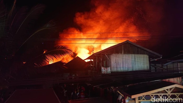 Kebakaran yang terjadi di pinggir bantaran sungai Karang Mumus, Jalan AM Sangaji, Samarinda.