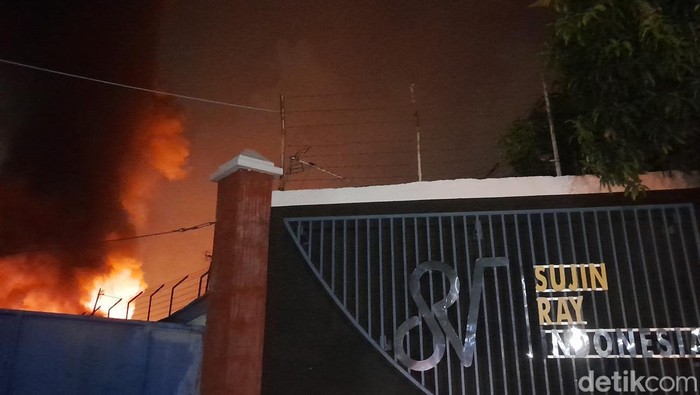 Kebakaran pabrik plastik di Deli Serdang (Nizar Aldi/detikSumut)