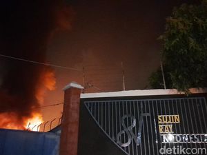 Polisi Selidiki Penyebab Pabrik Plastik di Deli Serdang Terbakar