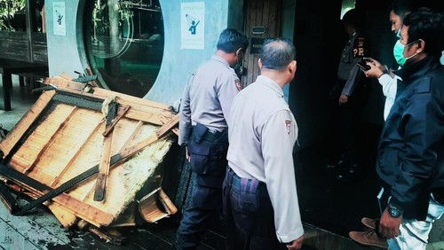 Polisi melakukan olah TKP kebakaran tempat sauna di arena kebugaran di Ubud, Kabupaten Gianyar, Bali, Juma (2/9/2022) sore.