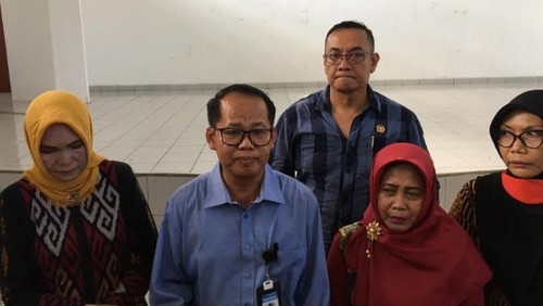 Kepala Dinas Pendidikan Kota Mataram Yusuf (tengah) bersama Kepala SDN 2 Model Mataram (kiri) dan Kepala SMPN 14 Mataram saat mediasi di Kantor Dinas Pendidikan Kota Mataram, Jumat sore (2/9/2022).