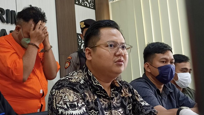 Kepala Satuan Reserse Kriminal Polres Tabanan, AKP Aji Yoga Sekar, menerangkan pengungkapan kasus upal dengan pelaku seorang oknum dokter salah satu Puskesmas di Tabanan, Putu Bagus Galih Pramana (berdiri di belakang).