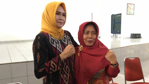 Kepala Sekolah SDN 2 Model Mataram Aries Setia Rini foto bersama Kepala Sekolah SMPN 14 Mataram Lina Beti Budiasih, Jumat (2/9/2022).